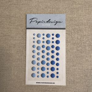 Hovedbilde Papirdesign-Dotter-dotter- bl&aring; matt- PD1641
